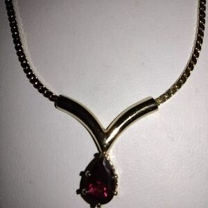 VTG PURPLE PEAR RHINESTONE V PENDANT NECKLACE GOLD TONE CHAIN 18”